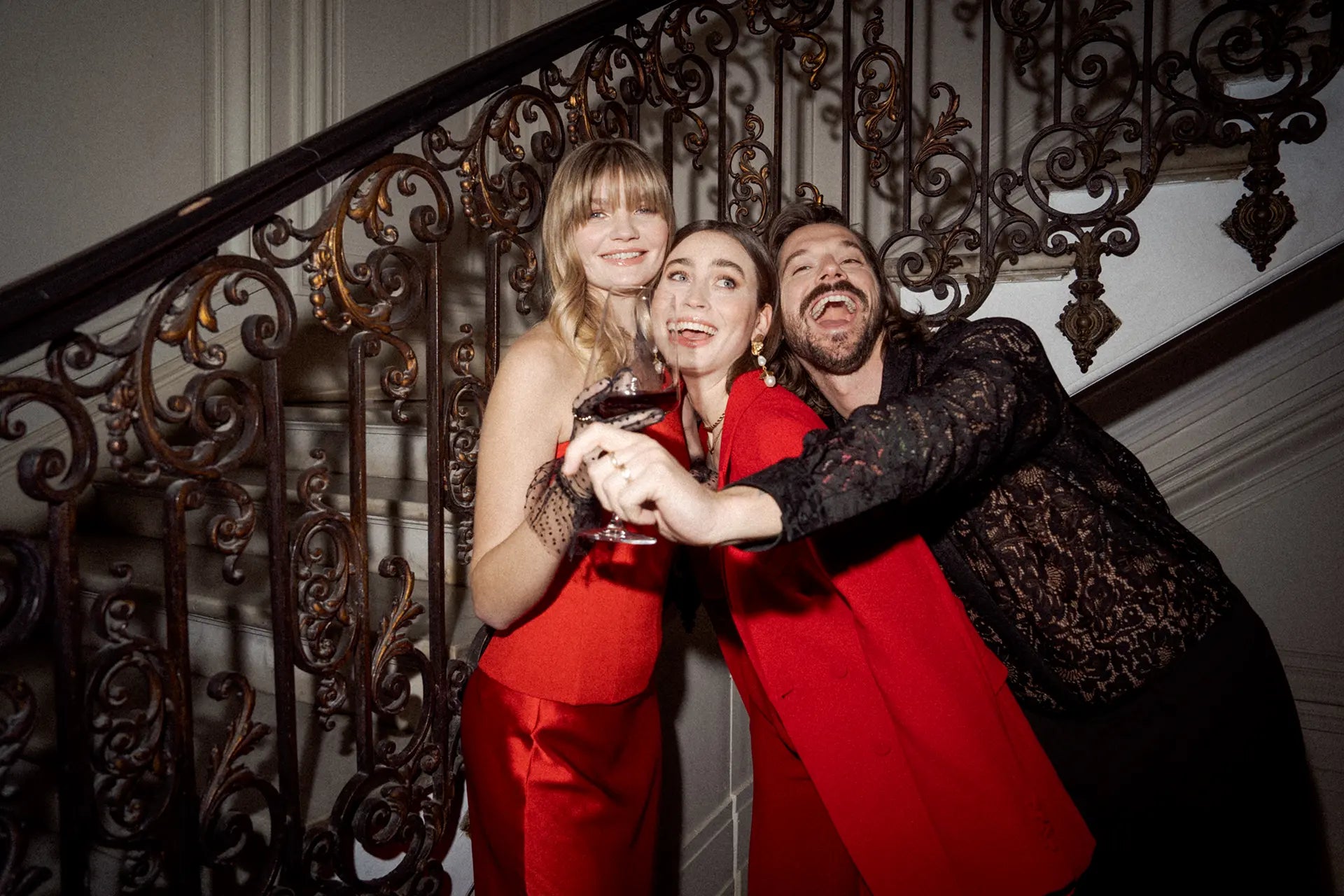 mavesque-model-mann-frau-elegant-paris-villa-weingläser-party-cabernet-merlot-2015-legendaire-mavesque-rotwein-mavesque-haut-medoc-2017-sombre