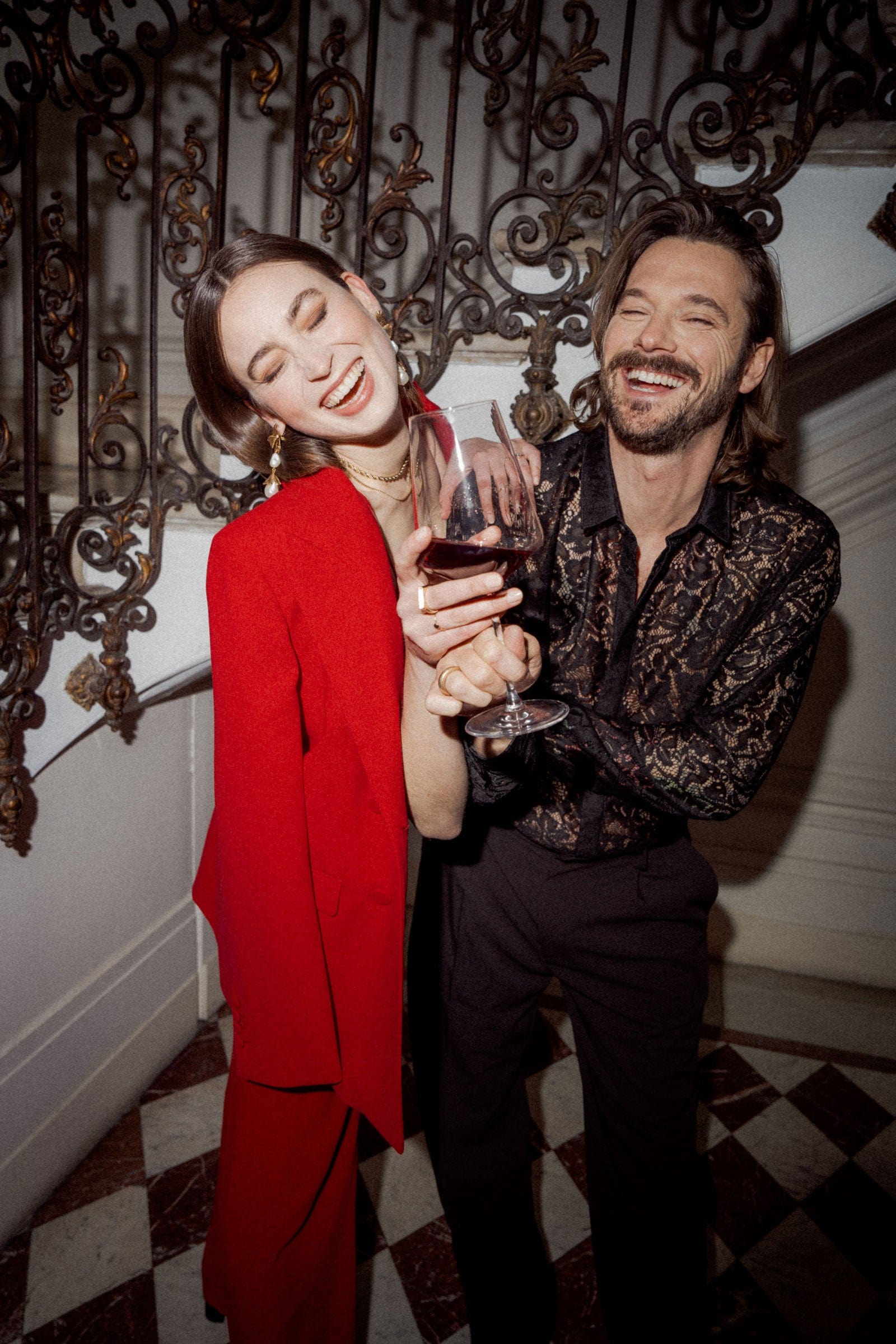 mavesque-model-mann-frau-elegant-paris-villa-weingläser-party-cabernet-merlot-2015-legendaire-mavesque-rotwein-mavesque-haut-medoc-2017-sombre