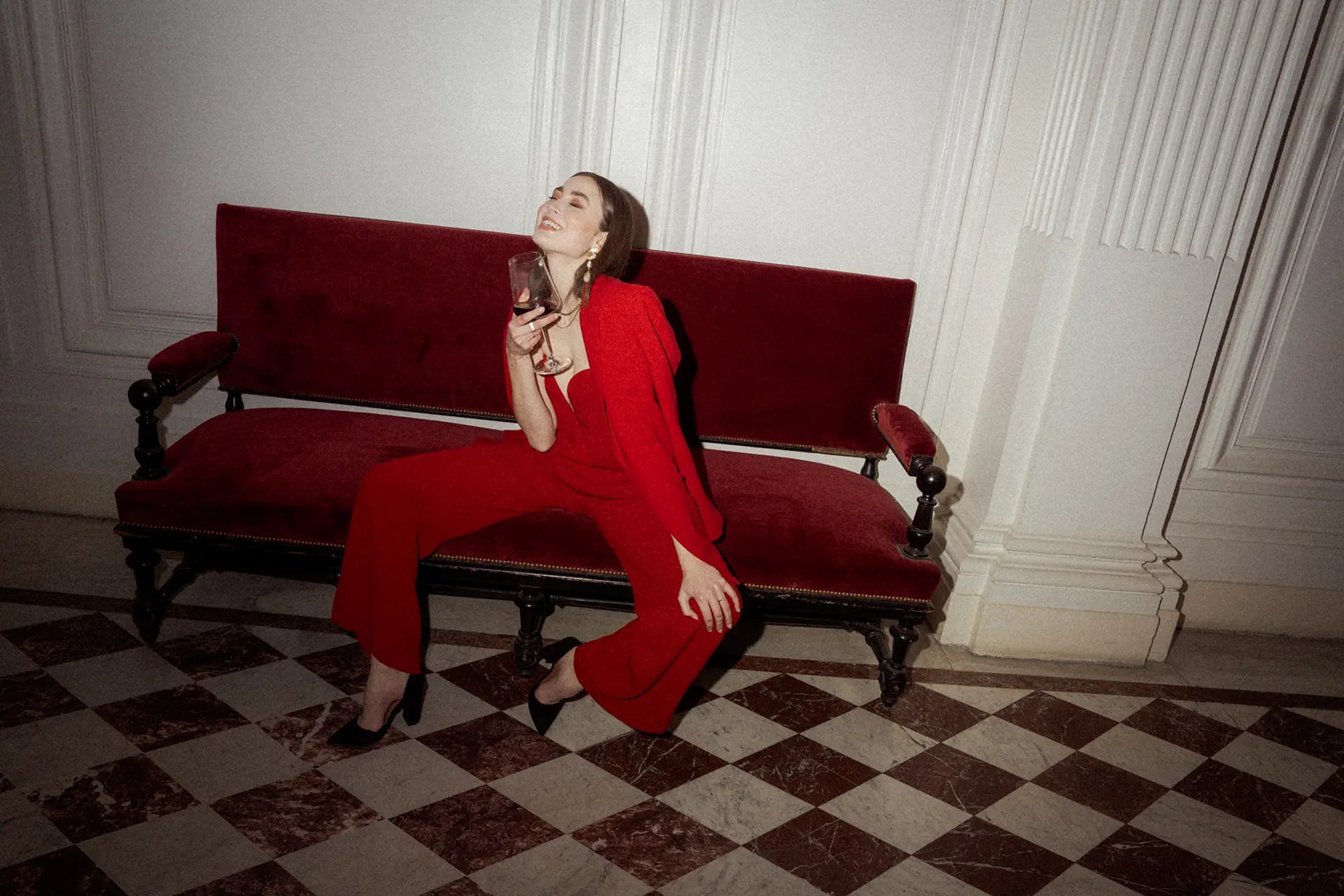 mavesque-model-frau-elegant-paris-villa-weingläser-party-cabernet-merlot-2015-legendaire-mavesque-rotwein-mavesque-haut-medoc-2017-sombre