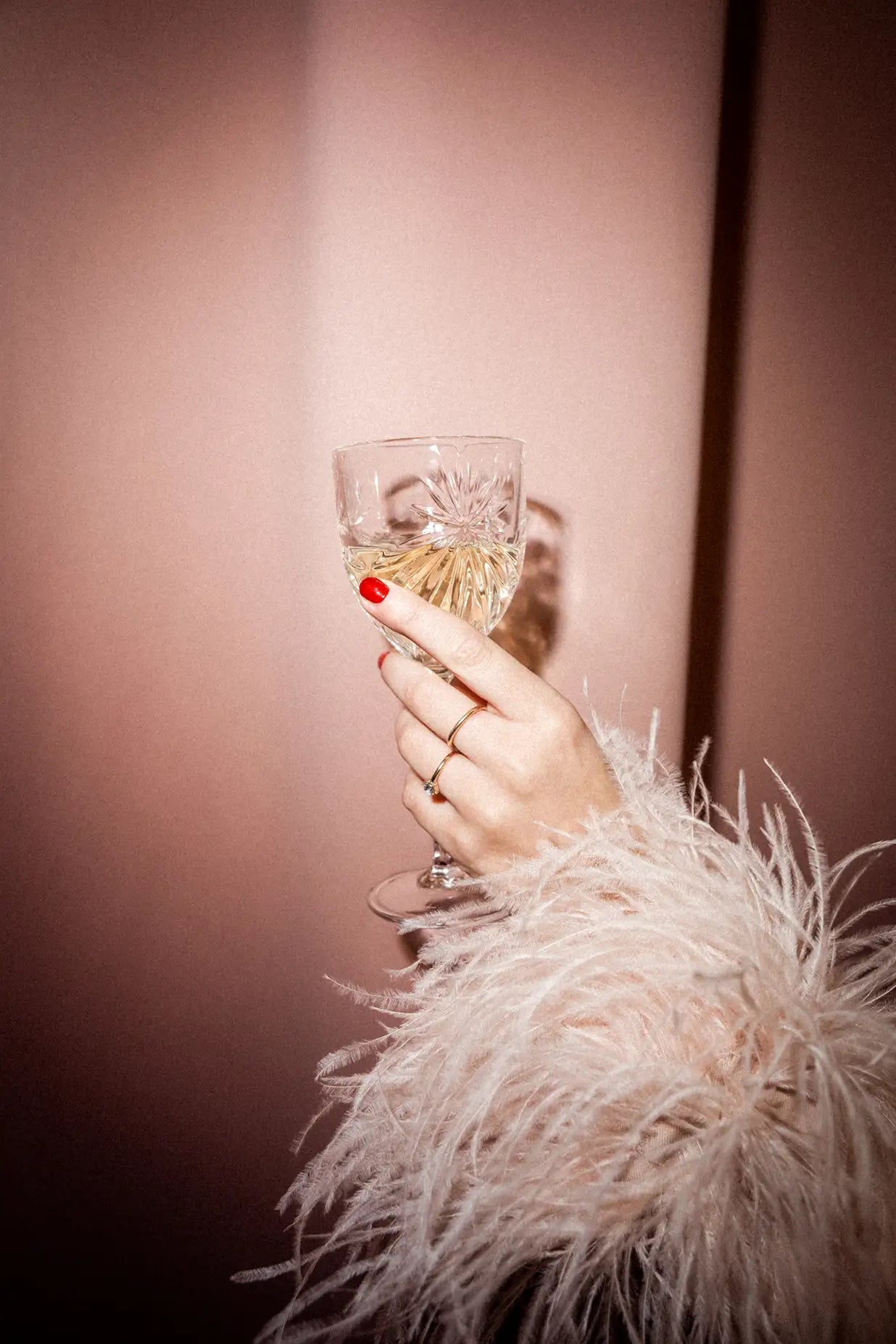 mavesque-model-weinglas-paris-villa-weißwein