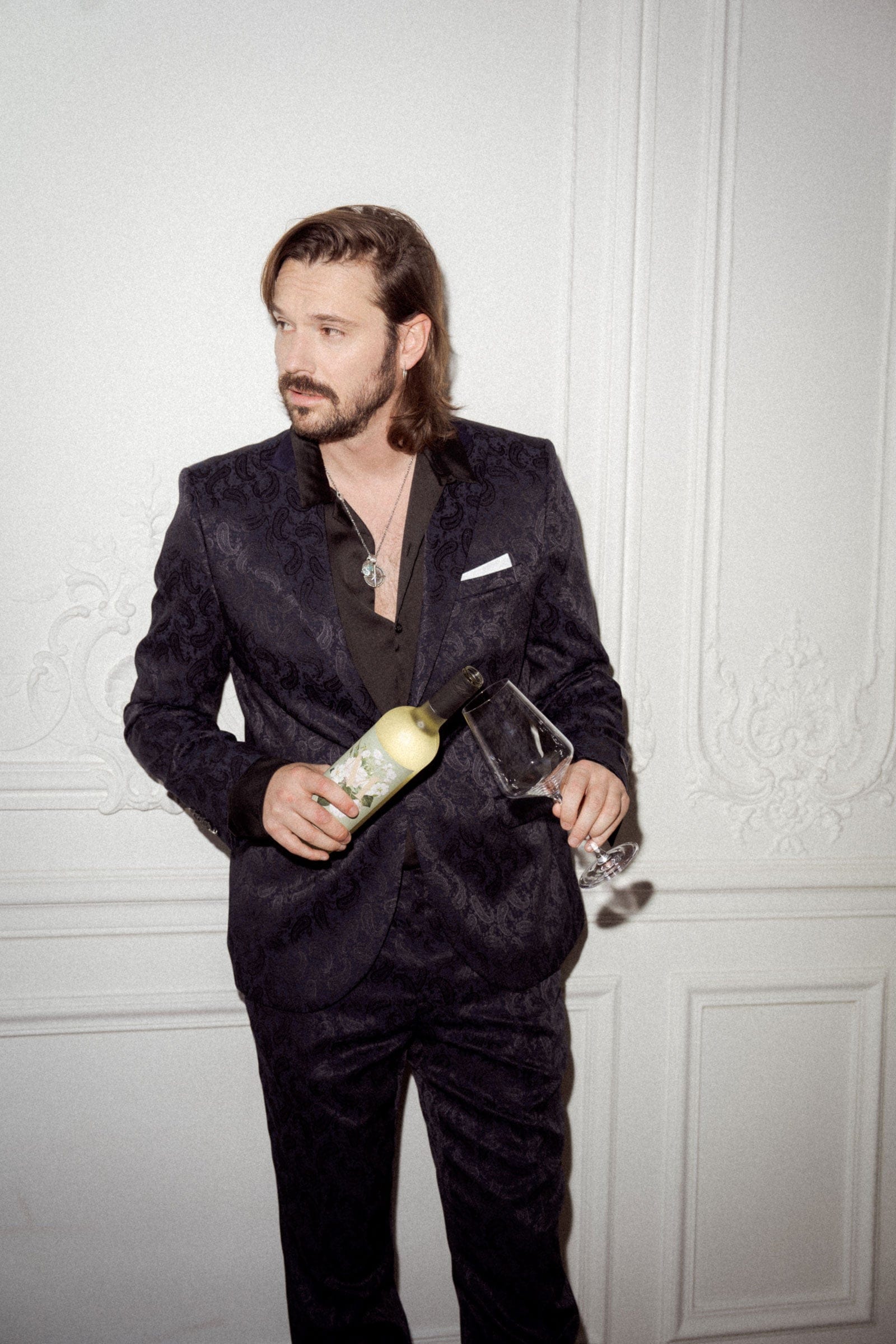 sauvignon-semillon-2021-brillant-mavesque-weinglas-weißwein-mann-model-anzug